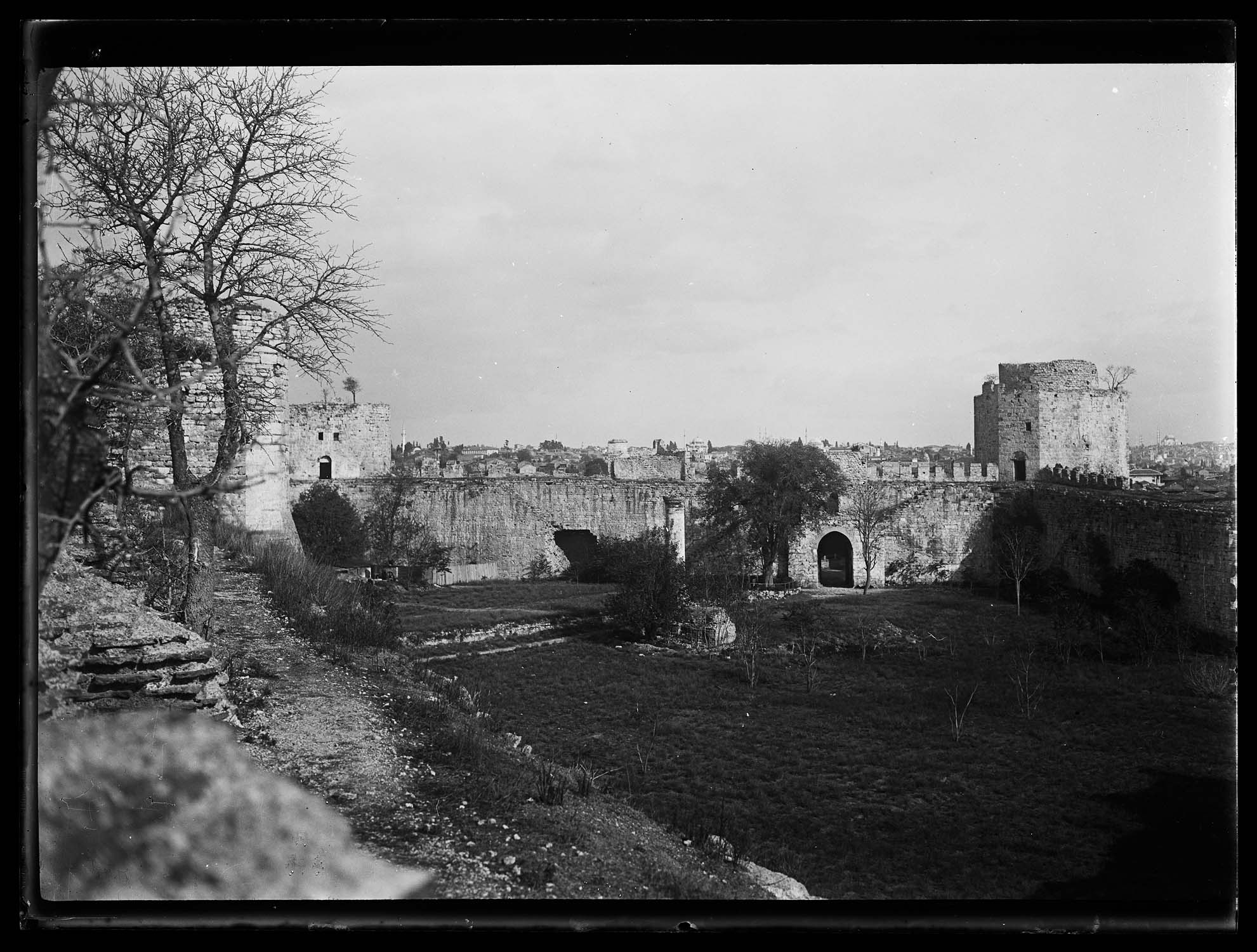 Cour intérieure du château et porte d’entrée, vues d’un chemin de ronde
